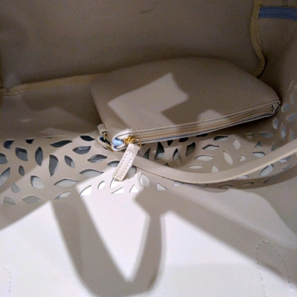 Stunning xlarge weekender tote!!🥰🏝🏖💛💋 - Picture 3 of 3